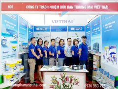 nhân viên công ty Việt Thái trực hội chợ