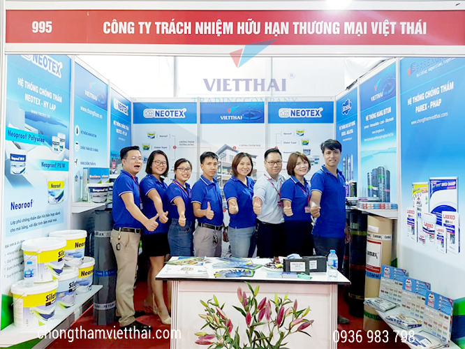 nhân viên công ty Việt Thái trực hội chợ
