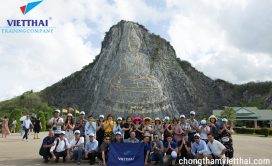 Đoàn việt Thái chụp ảnh kỉ niệm núi phật vàng