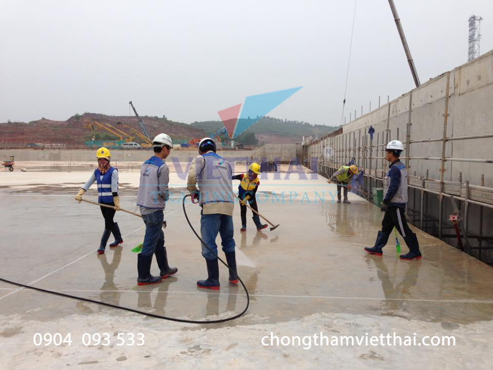 Đội ngũ nhân viên Việt Thái đang xử lý bề mặt trước khi chống thấm bể nước