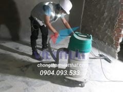 Thợ chống thấm đang thi công hút bụi trước khi chống thấm nhà vệ sinh