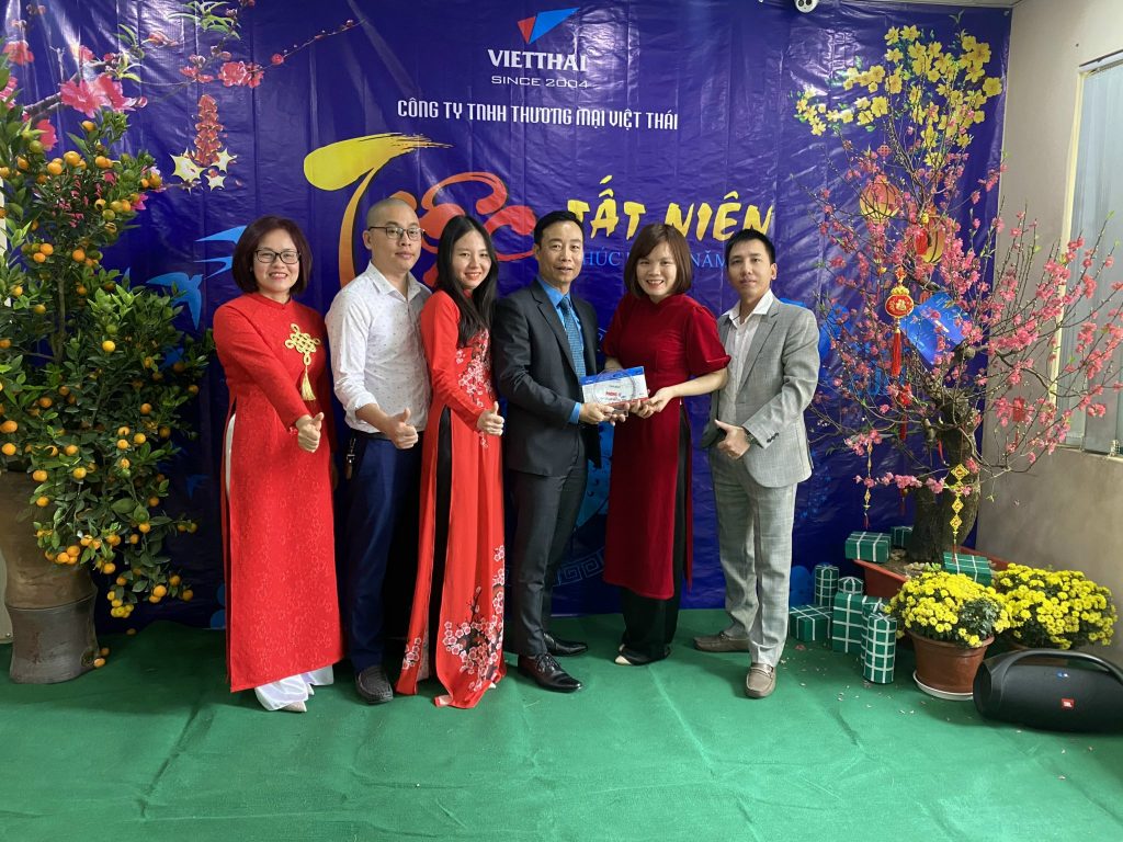 Giám đốc công ty Việt Thái trao kỷ niệm chương cho phòng IT